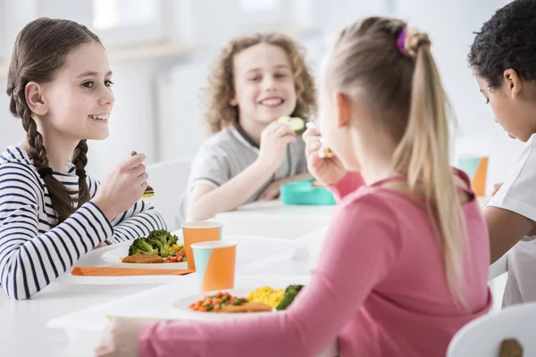 Lächelndes Mädchen Beim Gemüseessen Der Mittagspause Mit Freunden Der Schule — Stockfoto