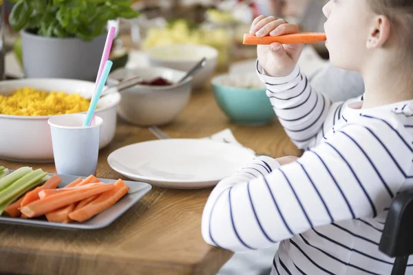 朝食時にニンジンを食べて子供のクローズ アップ 子供の概念のための健康的な食事 — ストック写真