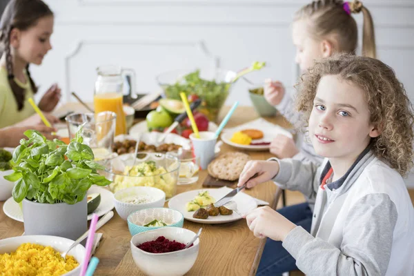 Niño Comiendo Una Cena Saludable Durante Fiesta Con Amigos Casa —  Fotos de Stock