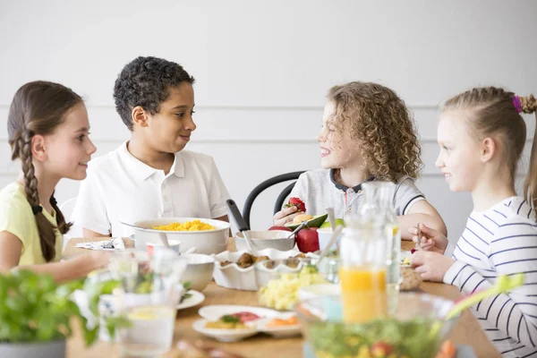 Sonriente Grupo Multicultural Niños Comiendo Comida Durante Fiesta Cumpleaños — Foto de Stock