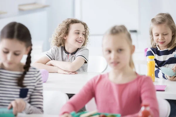 Mutlu Çocuk Kızla Okulun Kantinde Yemek Masada Oturuyor Bulanık Çocuk — Stok fotoğraf