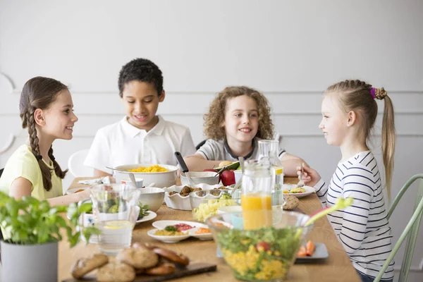 Lächelnde Kinder Beim Abendessen Während Sie Den Kindertag Hause Feiern — Stockfoto