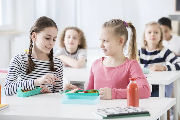 Mädchen Spricht Während Der Frühstückspause Der Schule Mit Freundin Über — Stockfoto