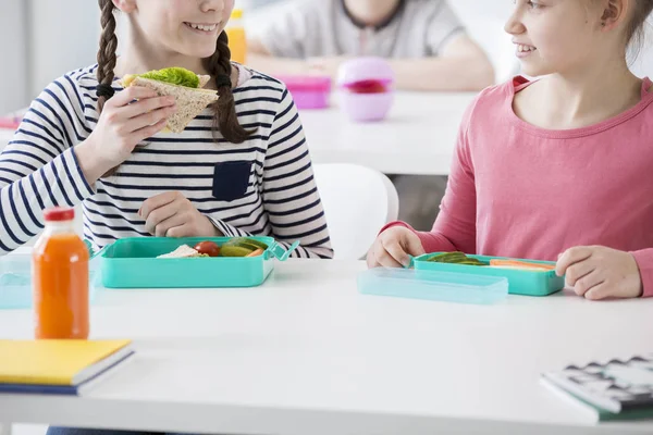 Nahaufnahme Eines Lächelnden Mädchens Das Während Der Frühstückspause Der Schule — Stockfoto