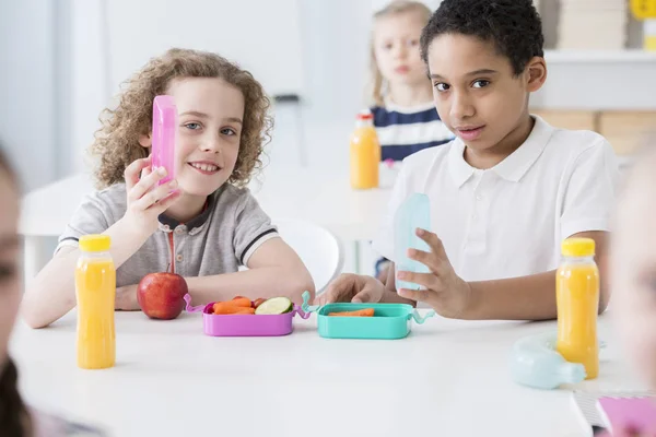 African American Chłopak Jego Przyjaciel Jedzenia Owoców Podczas Przerwy Lunch — Zdjęcie stockowe