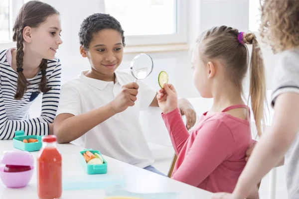 Afro Amerikaanse Jongen Met Vergrootglas Kijken Komkommer Segment School — Stockfoto