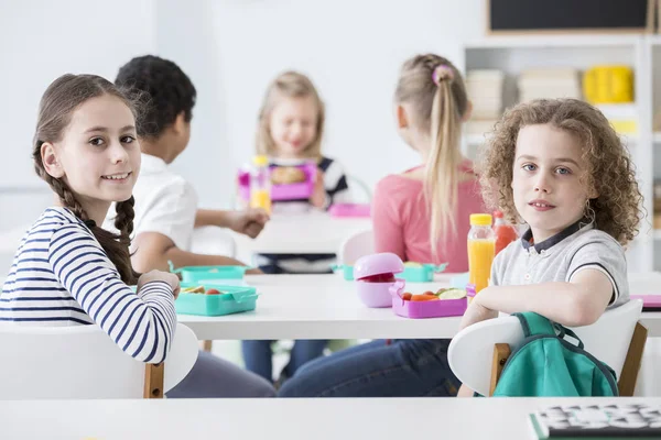 Muchacha Sonriente Niño Comiendo Desayuno Saludable Durante Descanso Escuela —  Fotos de Stock