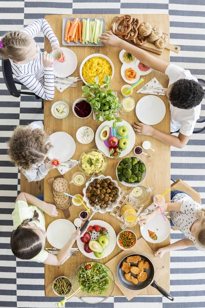 Blick Auf Kinder Die Sich Bei Geburtstagsfeier Gesund Tisch Ernähren — Stockfoto