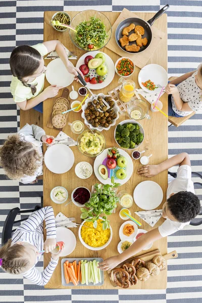 Draufsicht Auf Kinder Die Bei Geburtstagsfeier Gesundes Abendessen Tisch Essen — Stockfoto