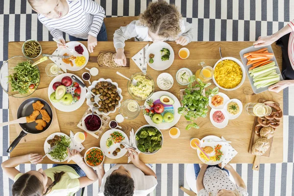 Ovanifrån Barn Äter Hälsosam Mat Väns Födelsedagsfest — Stockfoto