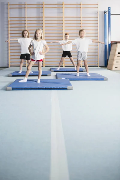 Schoolmeisjes Jongens Doen Warming Oefeningen Een Moderne Sportschool Hal Interieur — Stockfoto