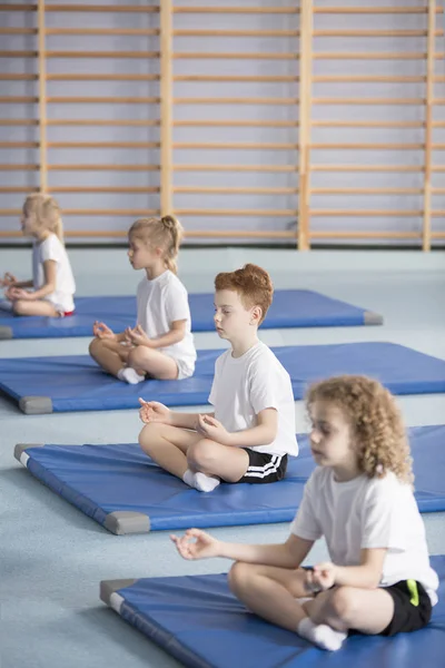 Grupo Niños Sentados Posición Loto Durante Las Clases Yoga Escuela —  Fotos de Stock