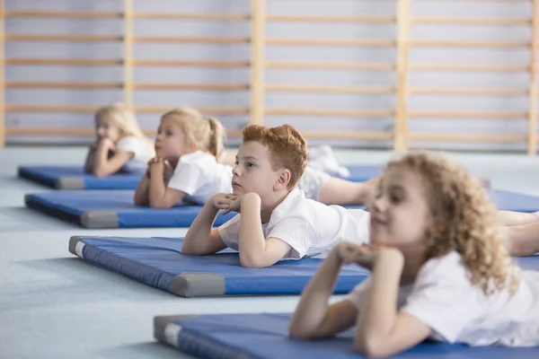 Junge Entspannt Sich Mit Freunden Einer Grundschule Auf Einer Blauen — Stockfoto