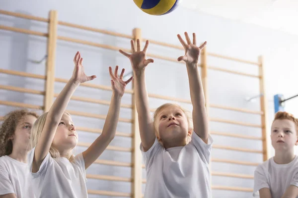 Chica Joven Con Los Brazos Alto Saltando Para Golpear Voleibol — Foto de Stock