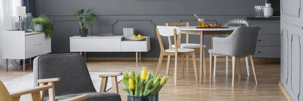 Tulipas Amarelas Lado Uma Poltrona Cinza Interior Apartamento Com Mesa — Fotografia de Stock