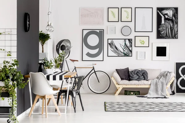 Schwarz Weißer Stuhl Tisch Offenen Raum Mit Fahrrad Und Postern — Stockfoto