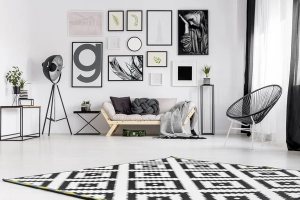Kursi Berlengan Hitam Dekat Sofa Ruang Tamu Interior Modern Dengan — Stok Foto
