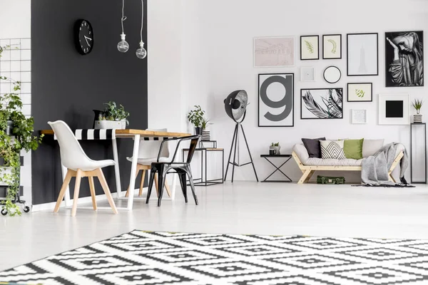 Schwarz Weißer Stuhl Esstisch Offenen Raum Mit Postern Über Dem — Stockfoto
