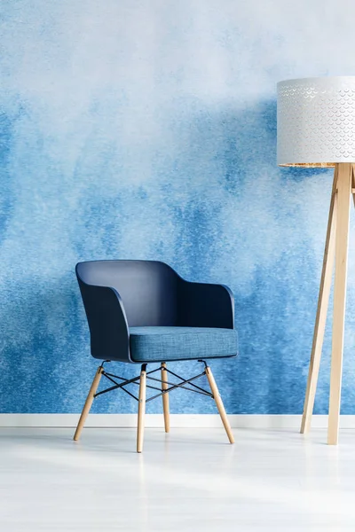 Navy Blue Armchair Next White Wooden Lamp Modern Living Room — Stock Photo, Image