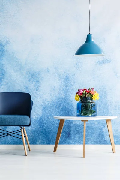Mesa Blanca Con Flores Junto Una Silla Azul Lámpara Colocada —  Fotos de Stock
