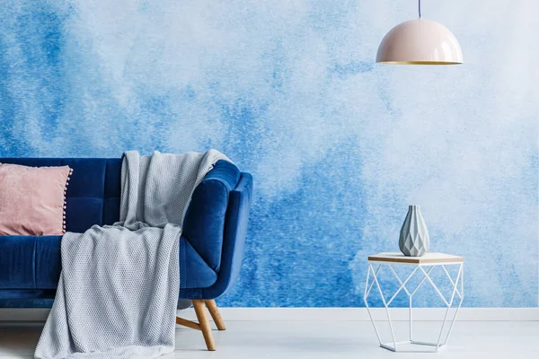 Blanket Navy Blue Sofa Living Room Interior Pastel Pink Lamp — Stock Photo, Image