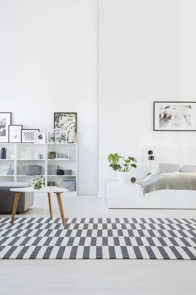 Interior Blanco Acogedor Dormitorio Con Cama Gris Sobre Una Plataforma — Foto de Stock