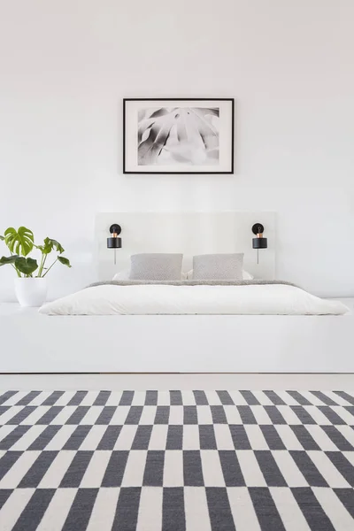 Póster Sobre Cama Blanca Interior Del Dormitorio Con Planta Alfombra —  Fotos de Stock