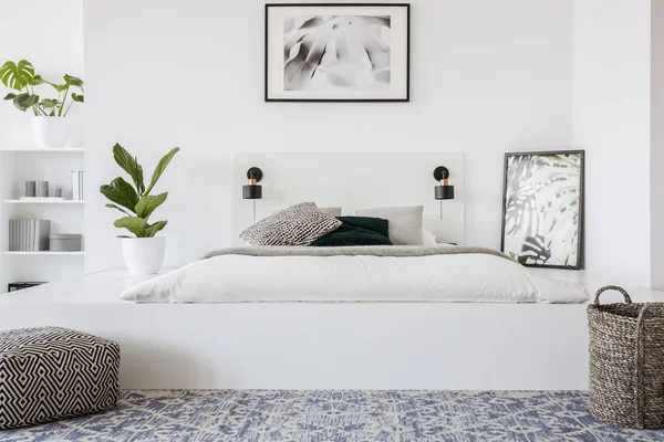 Mand Poef Voor Bed Platform Lichte Slaapkamer Interieur Met Planten — Stockfoto