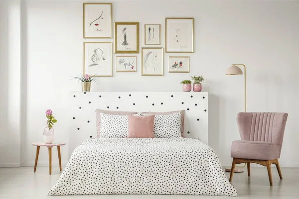 Interior Del Dormitorio Femenino Con Una Cama Doble Con Sábanas — Foto de Stock