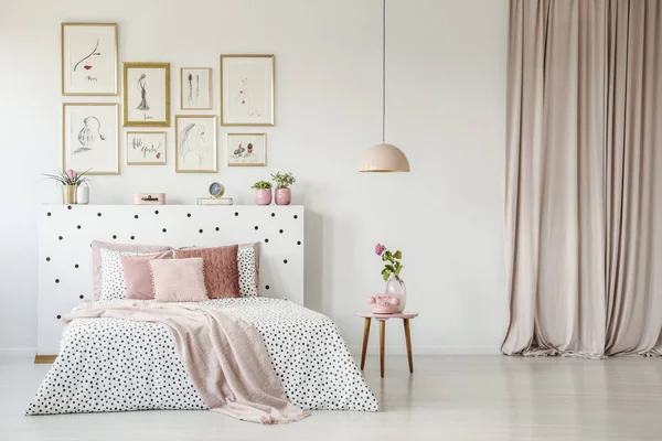 Pink Blanket Bed Patterned Headboard Feminine Bedroom Interior Gallery Posters — Stock Photo, Image
