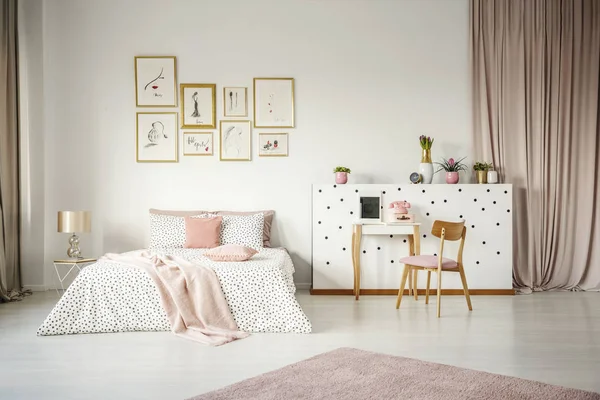 Chaise Bois Coiffeuse Dans Chambre Coucher Rose Pastel Intérieur Avec — Photo