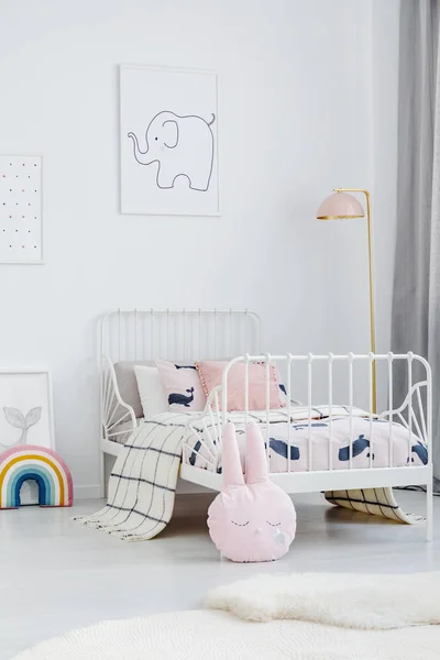 Almohada Rosa Junto Cama Blanca Interior Del Dormitorio Niña Con — Foto de Stock