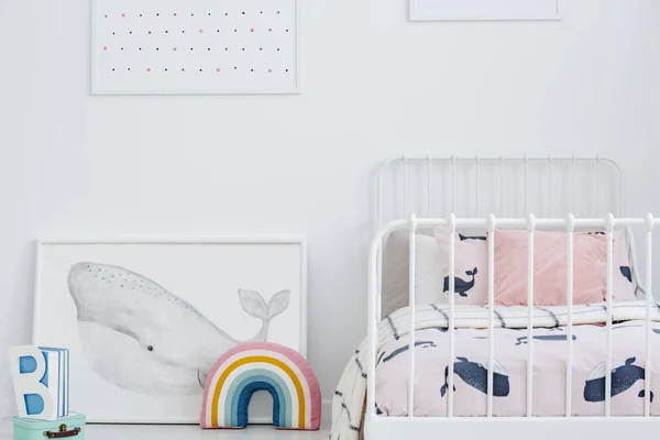 鲸鱼海报和彩虹旁边的白色床在明亮的孩子的卧室内部 真实照片 — 图库照片