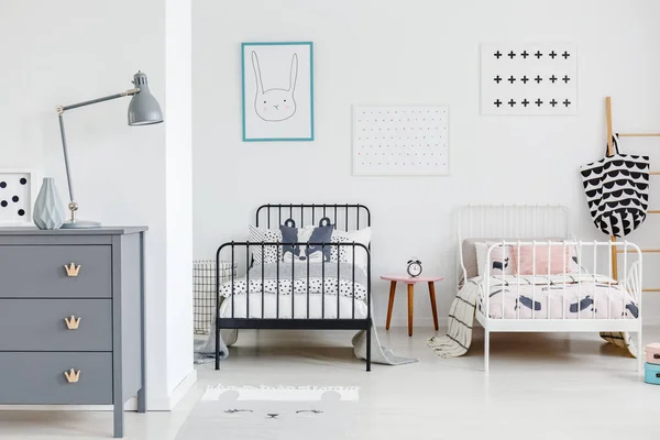 Lámpara Gabinete Gris Interior Brillante Dormitorio Los Niños Con Cama — Foto de Stock