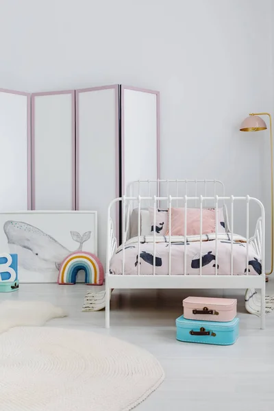 Ekran Balina Posteri Çocuk Yatak Odası Gökkuşağı Ile Beyaz Yatakta — Stok fotoğraf