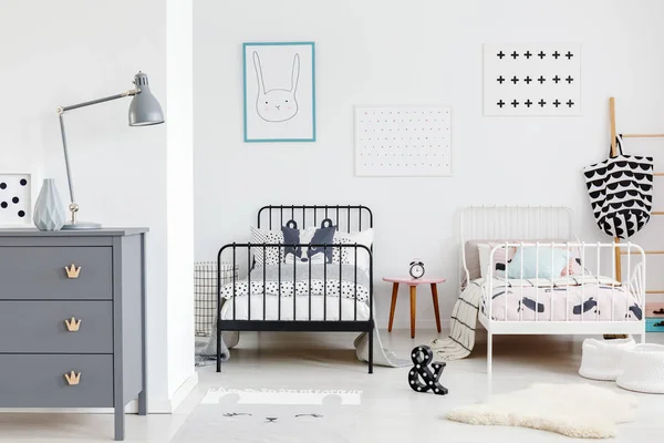 Lámpara Gris Armario Interior Del Dormitorio Los Niños Con Carteles — Foto de Stock