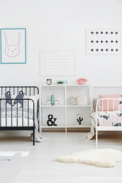 Cama Blanco Negro Interior Habitación Niña Niño Con Carteles Piel —  Fotos de Stock