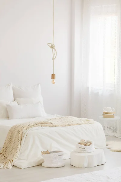 Interior Del Dormitorio Escandinavo Brillante Con Ropa Cama Blanca Manta —  Fotos de Stock