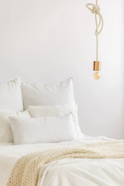 Nahaufnahme Des Schlafzimmers Skandinavischen Design Mit Weißem Bett Und Modernem — Stockfoto