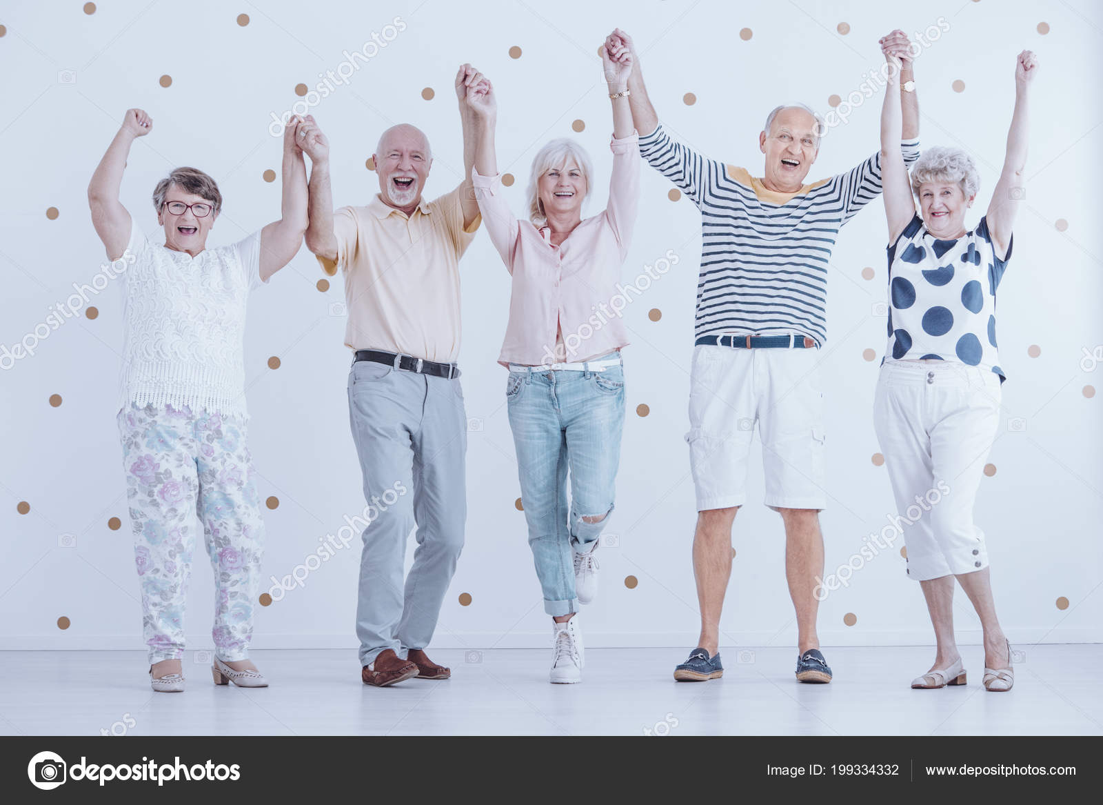 Smiling Elderly People Having Fun While Enjoying New Year Eve — Stock