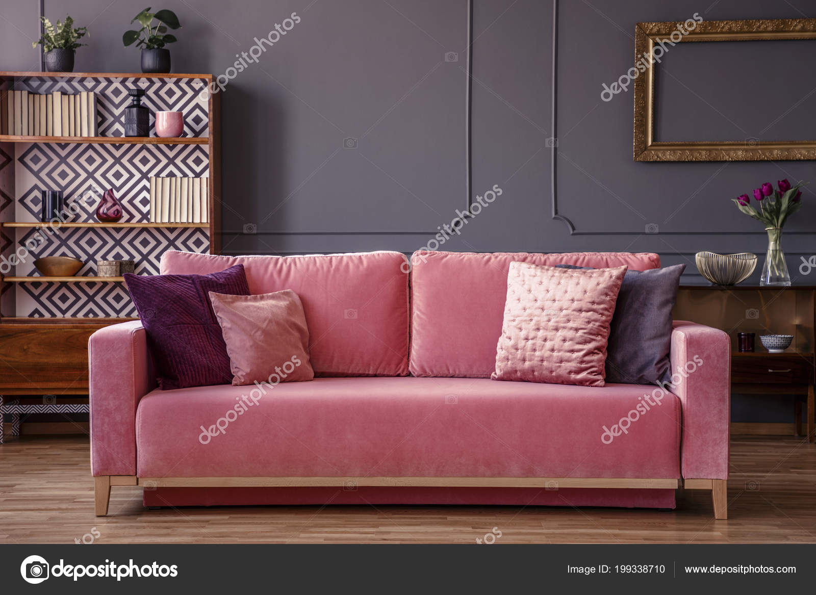 Rosa Samt Couch Mit Dekorativen Kissen Grau Wohnzimmer Interieur Mit ... Rosa Samt Couch Mit Dekorativen Kissen Grau Wohnzimmer Interieur Mit ...