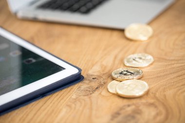 Tablo üzerinde altın cryptocurrency paralar Close-up. İnternette yatırım