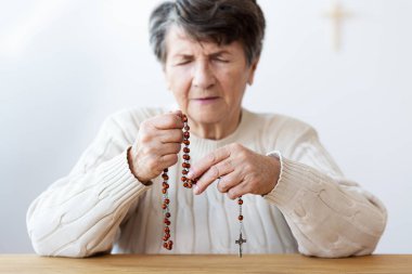 Kırmızı Haç Kilisesi ile dua odaklı bir büyükanne el yakın çekim