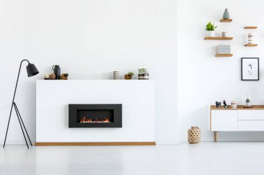 Siyah lamba beyaz daire iç kopya alanı ile şöminenin yanında. Gerçek fotoğraf