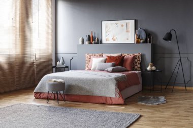 Rahat bir yatak, yastık, lamba, boyama, halı ve pencere güneşlikler ile ferah yatak odası iç