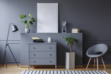 Koltuk ve gri oturma odası iç mockup poster ile dolapta arasında bitki