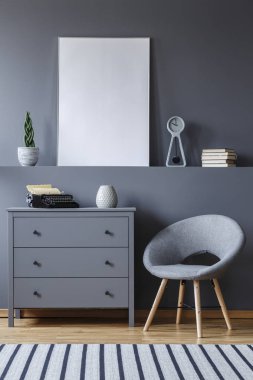 Daire içi boş poster mockup dolapta yanındaki gri tekli. Gerçek fotoğraf