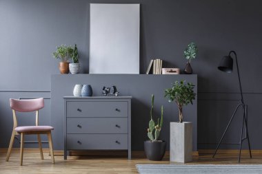 Gri dolabı ahşap sandalye ve salon iç mockup poster ile bitkilerde arasında. Gerçek fotoğraf