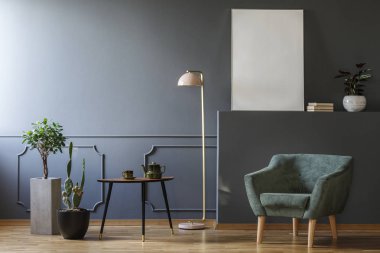 Tablo arasında bitki ve yeşil koltuk ve mockup ile gri daire iç lamba