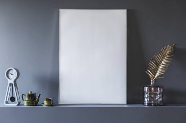 Gri renkli düz altın yaprak ile iç beyaz boş posterin mockup Close-up. Grafiğiniz için bir yer ile gerçek fotoğraf